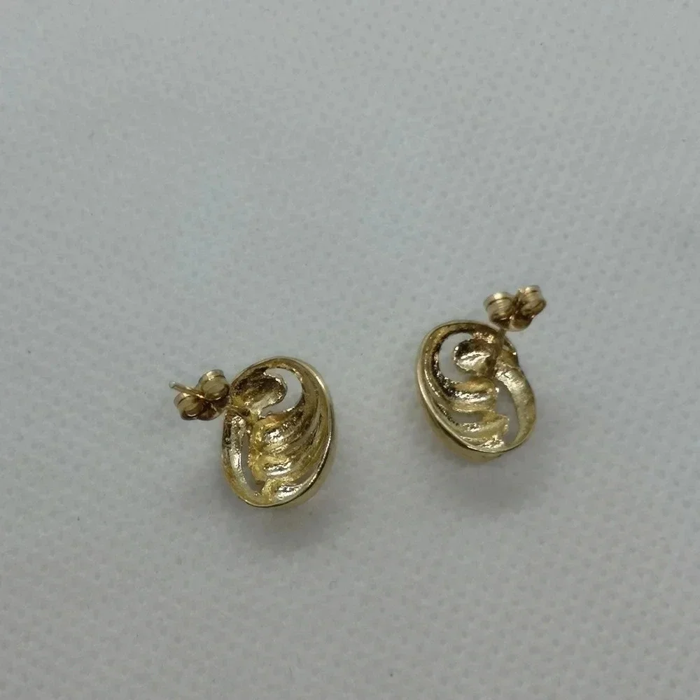 ✨ Vintage 10k Gold Swirl Button Earrings ✨ - Picture 3 of 3